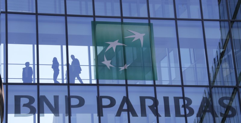 © Reuters. BNP PARIBAS, PLUS FORTE BAISSE DU CAC 40 À MI-SÉANCE