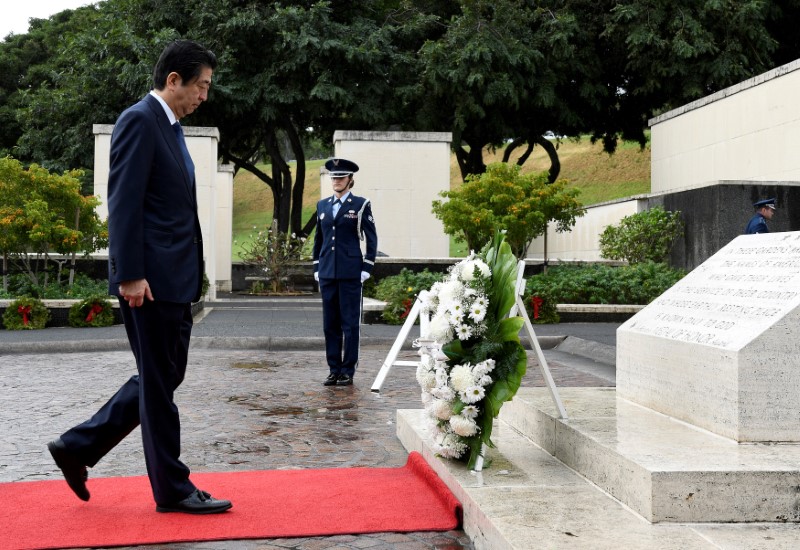 © Reuters. Primeiro-ministro do Japão, Shinzo Abe, durante homenagem em memorial em Honolulu, Havaí