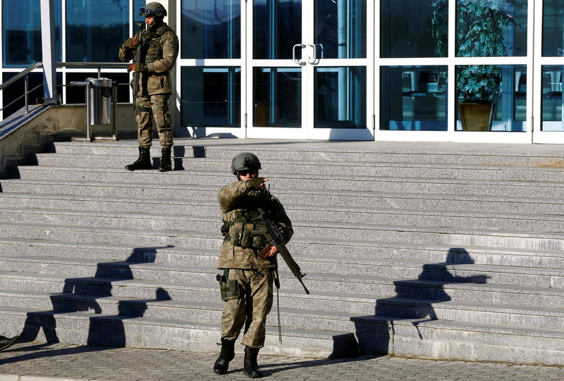 © Reuters. Soldados fazem a segurança de tribunal de Silivri durante julgamento relacionado ao golpe fracassado