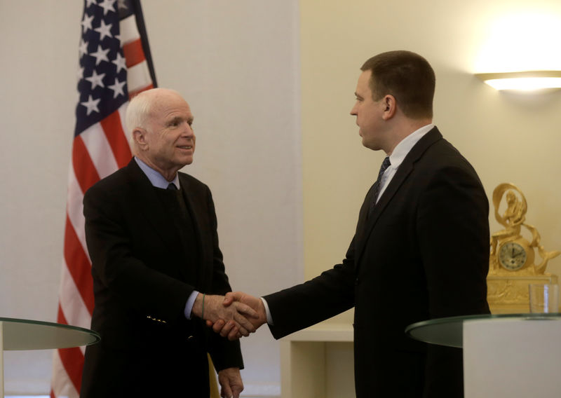 © Reuters. Senador dos EUA John McCain durante encontro com o primeiro-ministro da Estônia, Juri Ratas, em Tallinn