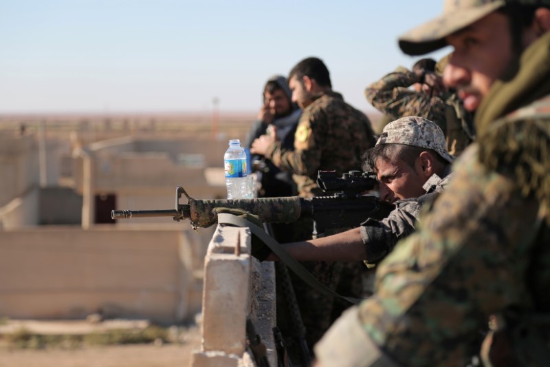 © Reuters. A Syrian Democratic Forces (SDF) fighter looks through the scope of his weapon in Tal Samin village, north of Raqqa city