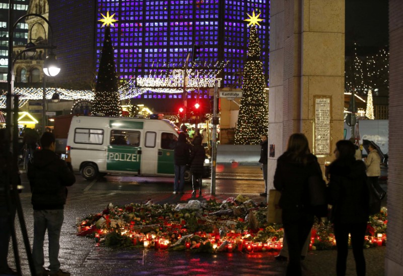 © Reuters. Homenagem com flores e velas a vítimas de ataque perto de feira de Natal na praça Breitscheid, em Berlim