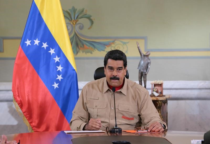 © Reuters. Venezuela's President Nicolas Maduro speaks during a meeting with ministers at Miraflores Palace in Caracas