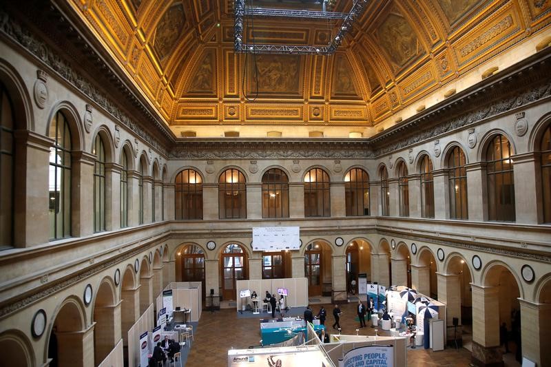 © Reuters. LA BOURSE DE PARIS CLÔTURE EN LÉGÈRE HAUSSE