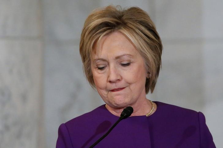 © Reuters. Clinton delivers remarks at a ceremony to unveil a portrait honoring Reid on Capitol Hill in Washington