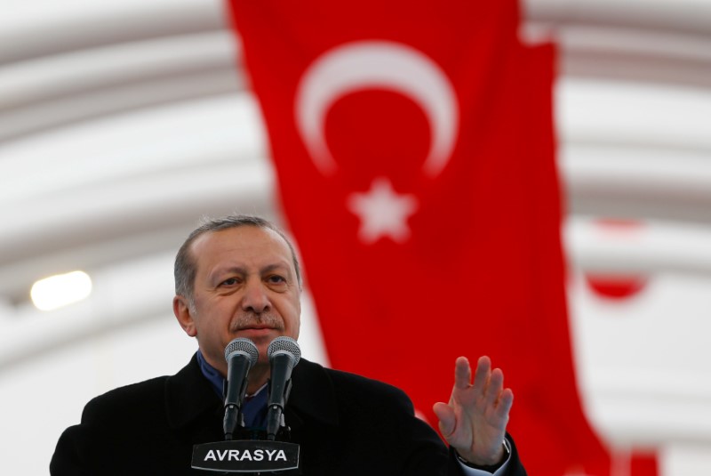 © Reuters. Presidente da Turquia, Tayyip Erdogan, discursa durante cerimônia de abertura do  Eurasia Tunnel, em Istambul, na Turquia