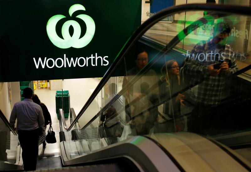 © Reuters. Shoppers ride an escalator into and out of a Woolworths store in central Sydney, Australia