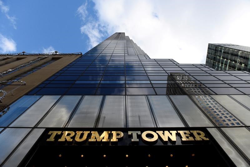 © Reuters. إخلاء ردهة برج ترامب في نيويورك لفترة وجيزة بسبب طرد مريب