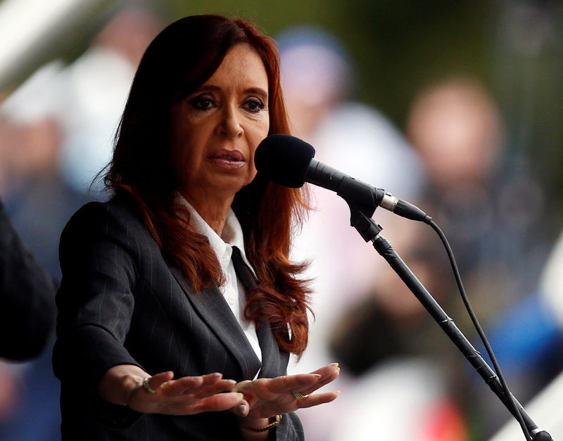 © Reuters. Former Argentine President Fernandez de Kirchner speaks during a rally outside a Justice building