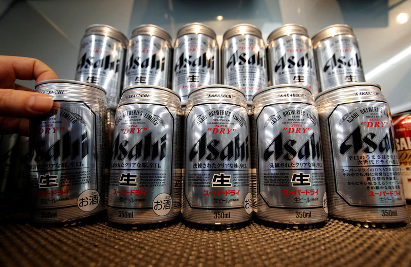 © Reuters. FILE PHOTO: Asahi Super Dry beer cans are displayed at the Asahi Group Holdings headquarters in Tokyo, Japan