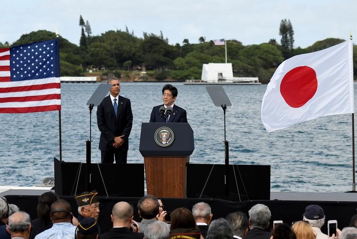 © Reuters. Obama e Abe em visita a base naval de Pearl Harbor