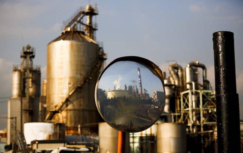 © Reuters. FILE PHOTO: A factory is reflected in a traffic mirror at the Keihin industrial zone in Kawasaki