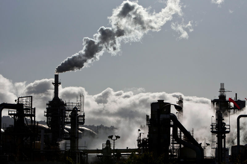 © Reuters. Smoke is released into the sky at an oil refinery in Wilmington