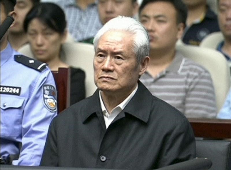 © Reuters. Still image of Zhou Yongkang, China's former domestic security chief, attending his sentence hearing in a court in Tianjin