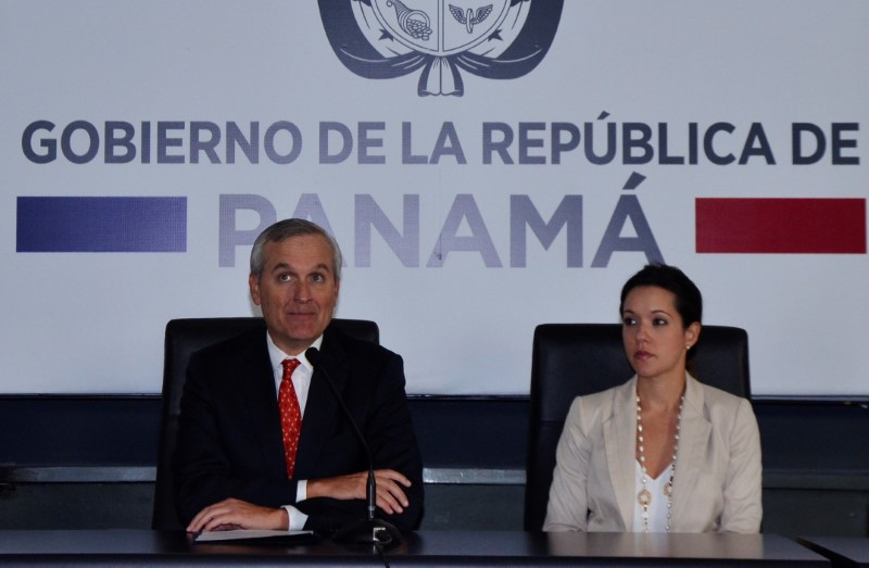 © Reuters. Panama's Minister of the Presidency Alvaro Aleman talks to the media about the Brazilian industrial conglomerate Odebrecht corruption case next to Vice Minister of Public Works Marietta Jaen in Panama City, Panama