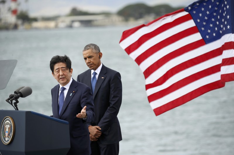 © Reuters. Abe visita Pearl Harbor y promete que Japón no volverá a entrar en guerra