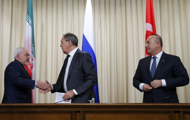 © Reuters. Ministro das Relações Exteriores da Rússia, Sergei Lavrov (centro), durante encontro com chanceler da Turquia, Mevlut Cavusoglu (direita), e chanceler do Irã, Mohammad Javad Zarif, em Moscou