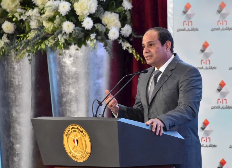 © Reuters. Egyptian President Abdel Fattah al-Sisi delivers a speech during the "Egypt's vision 2030" meeting on sustainable development in Cairo