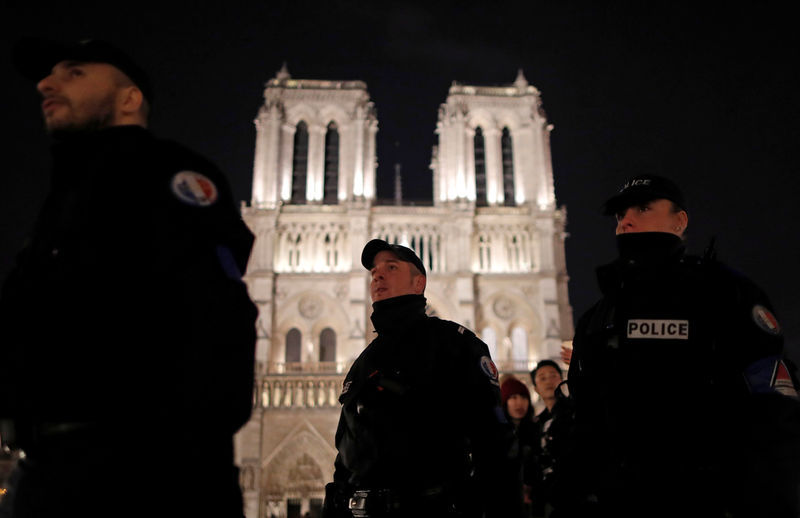 © Reuters. Policiais franceses durante operação em Paris