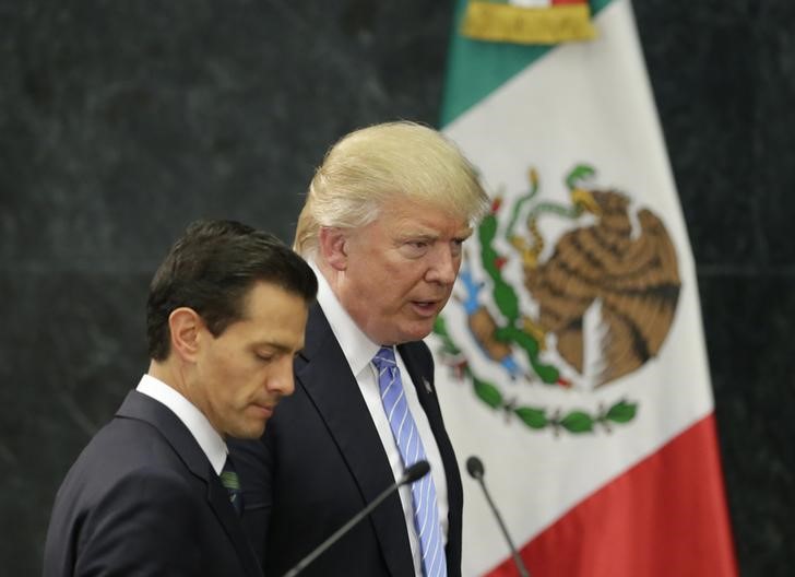 © Reuters. Presidente do México, Enrique Peña Nieto, e presidente eleito dos EUA, Donald Trump, durante entrevista coletiva na Cidade do México
