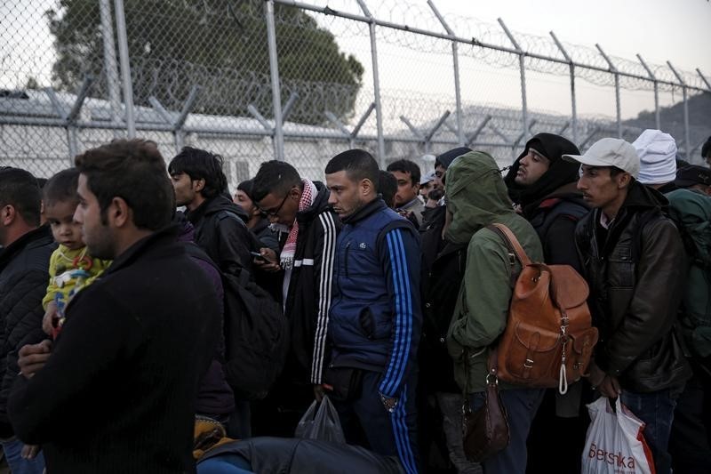 © Reuters. اليونان تتعهد بتحسين الظروف المعيشية للمهاجرين المقيمين بالجزر