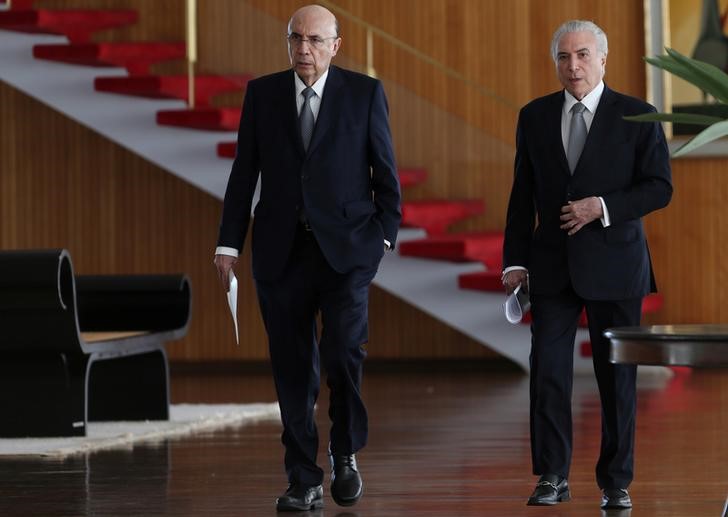 © Reuters. Ministro da Fazenda, Henrique Meirelles, caminha ao lado do presidente Michel Temer no Palácio da Alvorada,  em Brasília