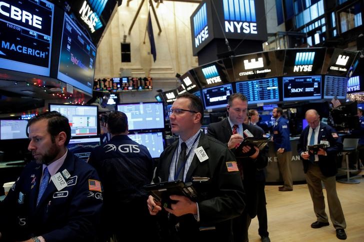 © Reuters. Traders work on the floor at the NYSE in Manhattan, New York City