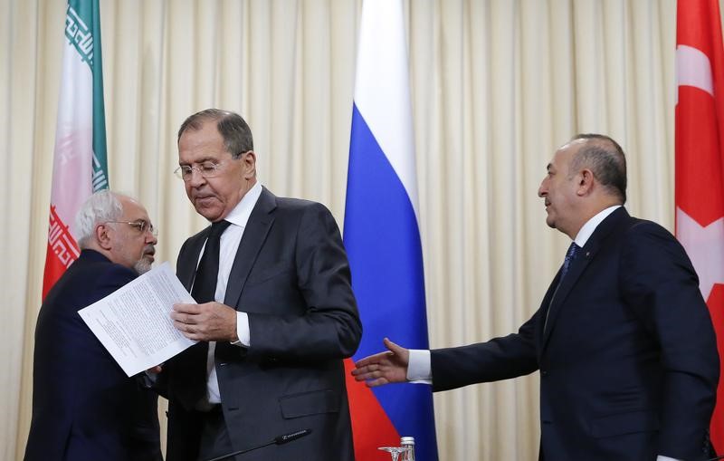 © Reuters. Главы МИД Ирана, России и Турции после пресс-конференции в Москве