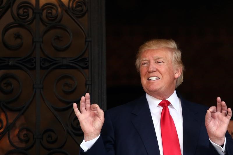 © Reuters. U.S. President-elect Donald Trump talks with the media at Mar-a-Lago estate where Trump attends meetings, in Palm Beach, Florida