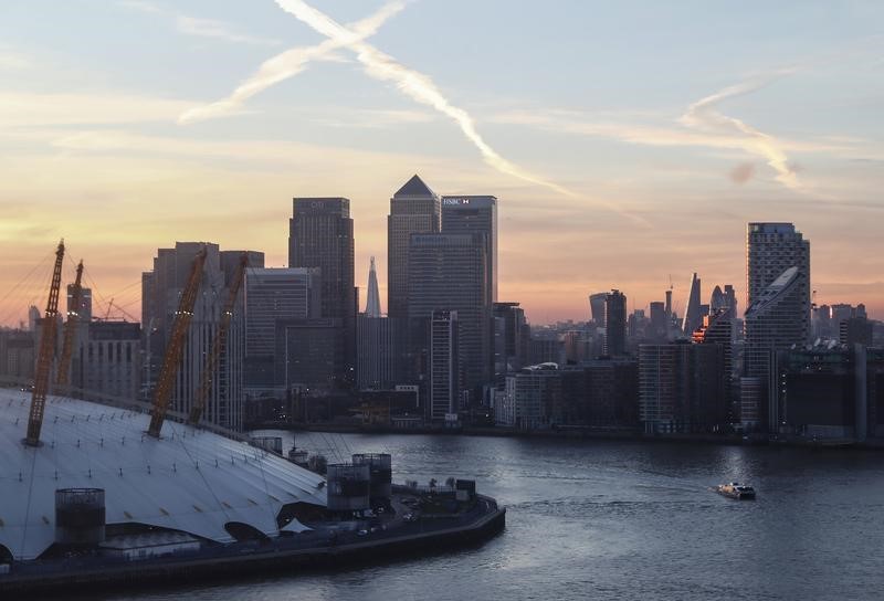 © Reuters. Canary Wharf and the city are seen at sunset in London