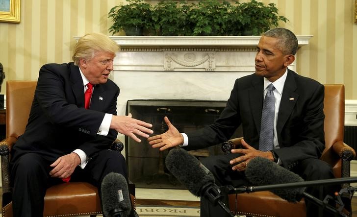 © Reuters. U.S. President Barack Obama meets with President-elect Donald Trump in the Oval Office of the White House in Washington