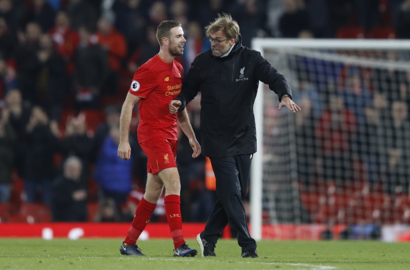 © Reuters. Liverpool manager Juergen Klopp celebrates with Jordan Henderson at the end of the match