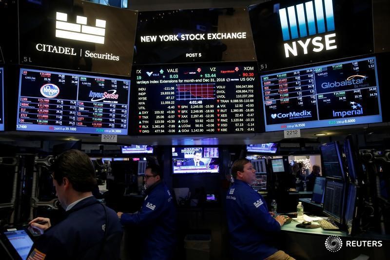 © Reuters. Трейдеры на торгах фондовой биржи в Нью-Йорке