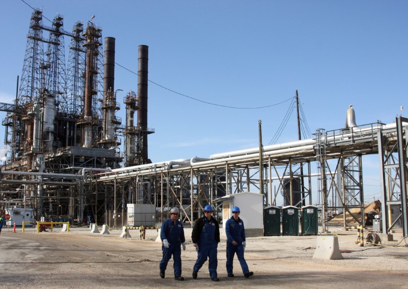 © Reuters. Refinery workers walk inside the LyondellBasell oil refinery in Houston