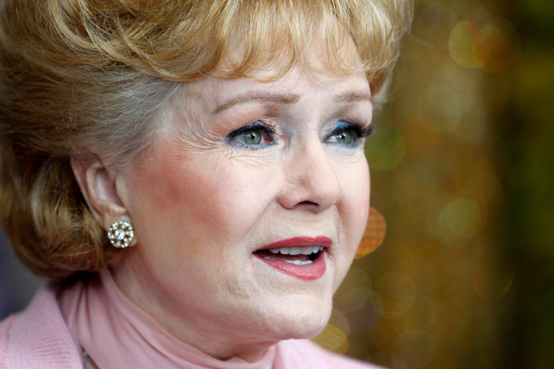 © Reuters. La actriz Debbie Reynolds, de "Cantando bajo la lluvia", muere a los 84 años