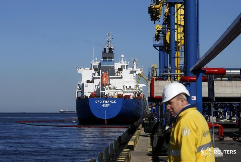 © Reuters. Нефтеналивной танкер в порту Усть-Луга