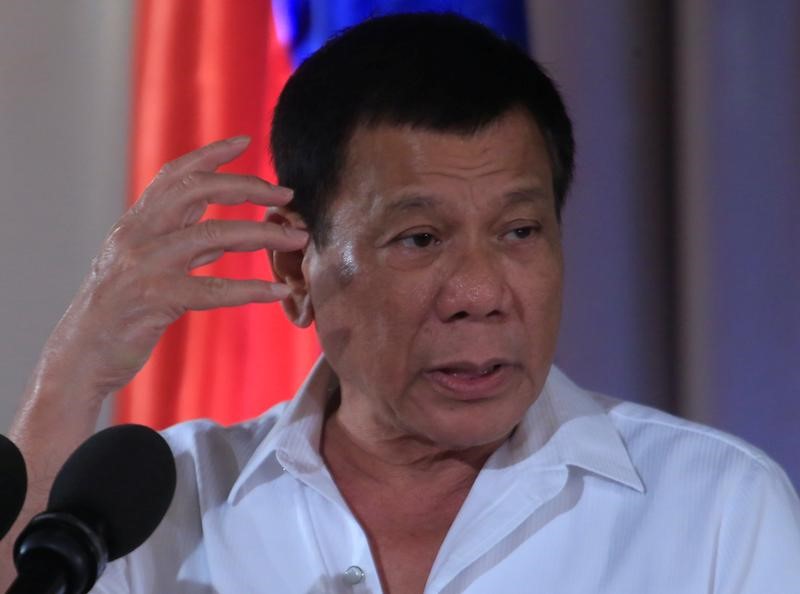 © Reuters. رئيس الفلبين: رميت شخصا من هليكوبتر ومستعد لتكرار ذلك