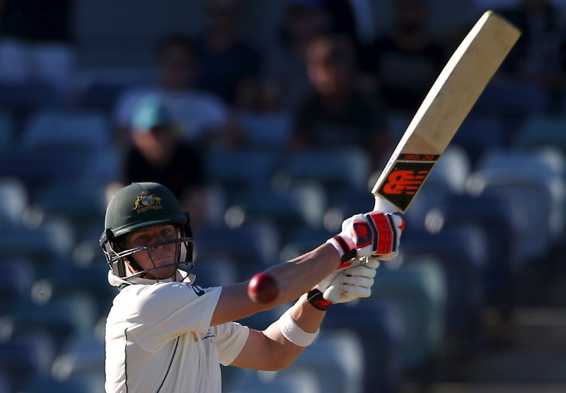 © Reuters. Australia's captain Steve Smith hits a shot during the fourth day of the second cricket test match against New Zealand at the WACA ground in Perth