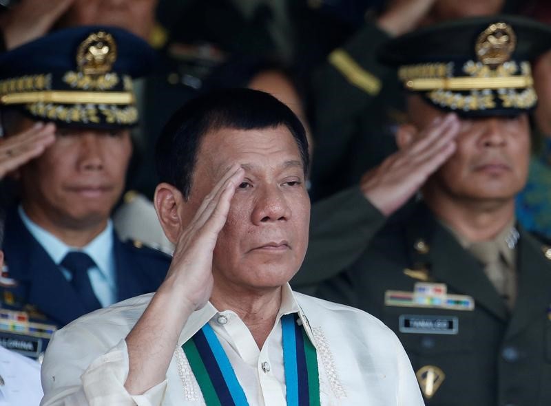 © Reuters. Duterte dice que tiró a un hombre de un helicóptero y volvería a hacerlo