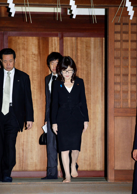 © Reuters. Ministra da Defesa do Japão, Tomomi Inada, visita Santuário Yasukuni, em Tóquio