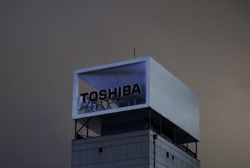 © Reuters. FILE PHOTO: The logo of Toshiba Corp is pictured at its headquarters in Tokyo