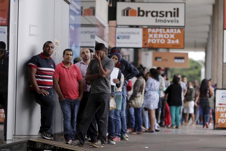 © Reuters. Pessoas em busca de emprego fazem fila em local com vagas de trabalho em Brasília