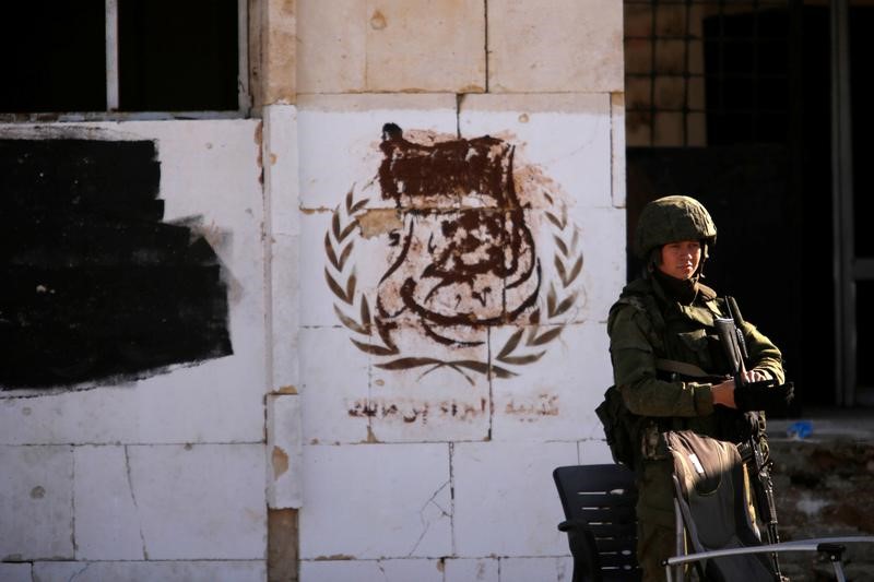 © Reuters. Российский военнослужащий в Алеппо