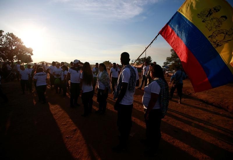 © Reuters. Combatentes das Farc com bandeira da Colômbia