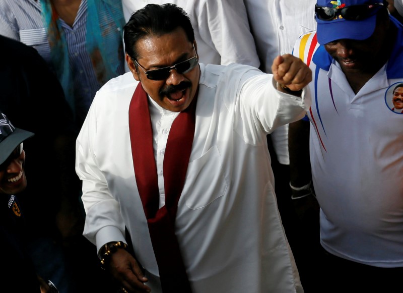 © Reuters. Sri Lanka's former President Rajapaksa waves at his supporters at the end of the five-day protest march from Kandy about 116 km to Colombo