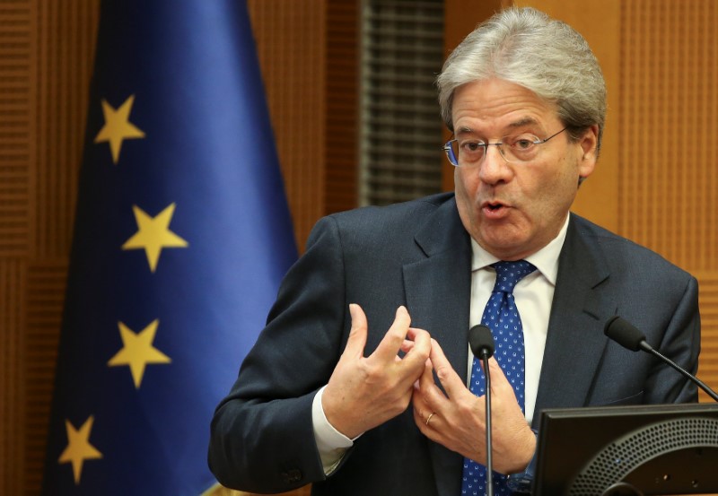 © Reuters. Italy's Prime Minister Paolo Gentiloni gestures as he holds a traditional end-year press conference in Rome