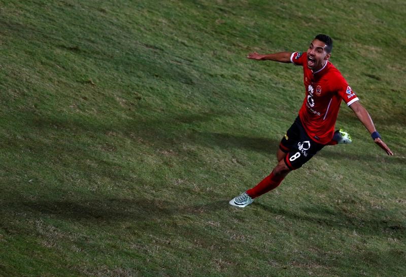 © Reuters. الأهلي يهزم الزمالك 2-صفر ويواصل تفوقه في الدوري المصري