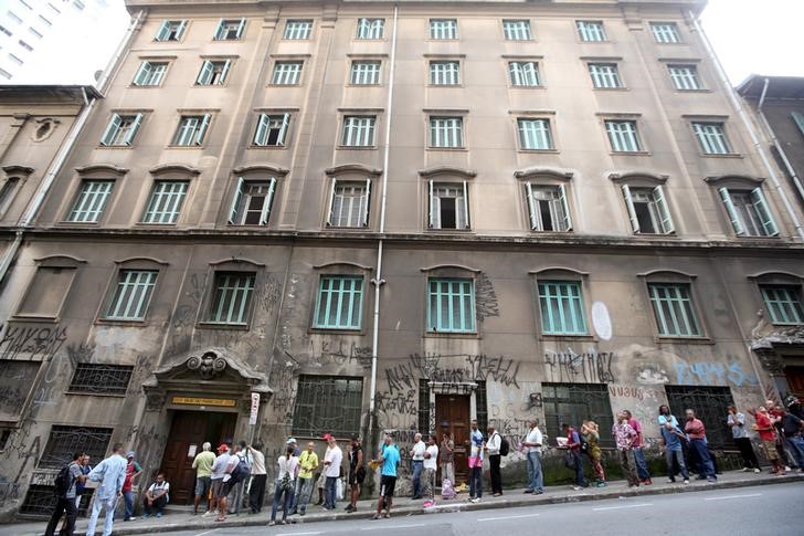 © Reuters. Desempregados fazem fila em frente à casa de caridade no centro de São Paulo, Brasil