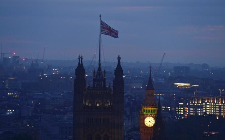 © Reuters. Dawn breaks over London as votes are counted for the EU referendum