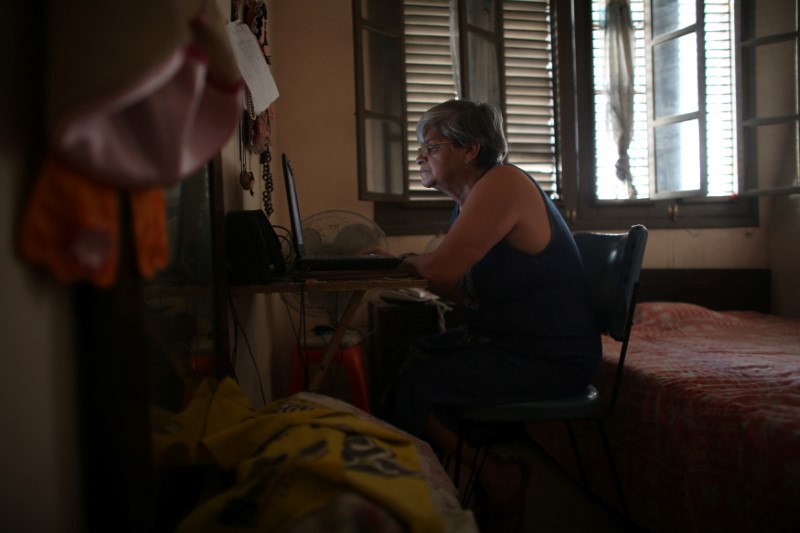 © Reuters. Retired teacher Margarita Marquez, 67, uses the Internet after it was recently installed at her home in old Havana, Cuba